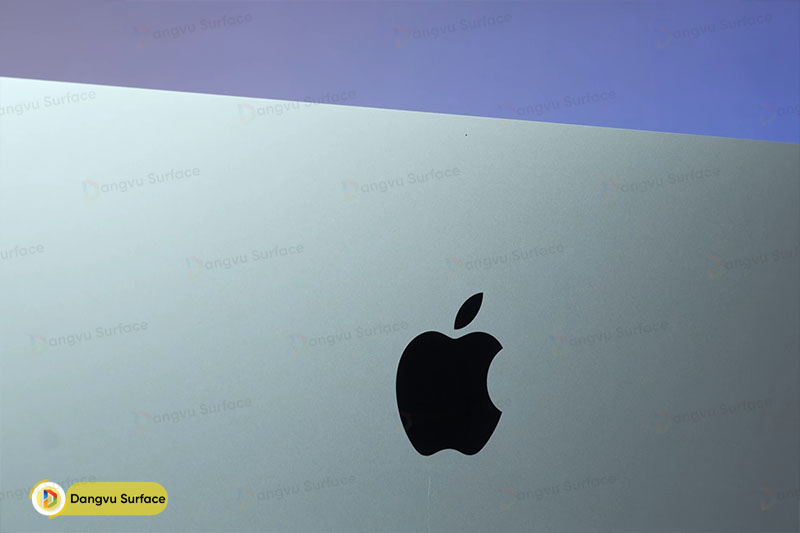 Phía sau có thiết kế phẳng, đơn giản với logo trái táo màu đen quen thuộc của Apple