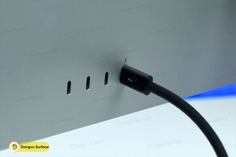 Apple Studio Display được trang bị 3 cổng USB-C và 1 cổng Thunderbolt