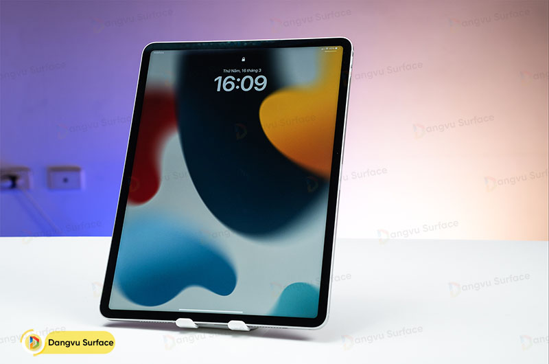 M2 vẫn đang sử dụng màn hình LCD 12,9 inch