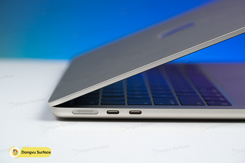 MacBook Air M2 2022 đã được trang bị thêm cổng sạc MagSafe kèm với 2 cổng thunderbolt