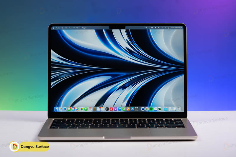 Thiết kế ngoại hình trên Mac Air 2022 này được lấy cảm hứng khá nhiều từ Mac Pro 14 và 16