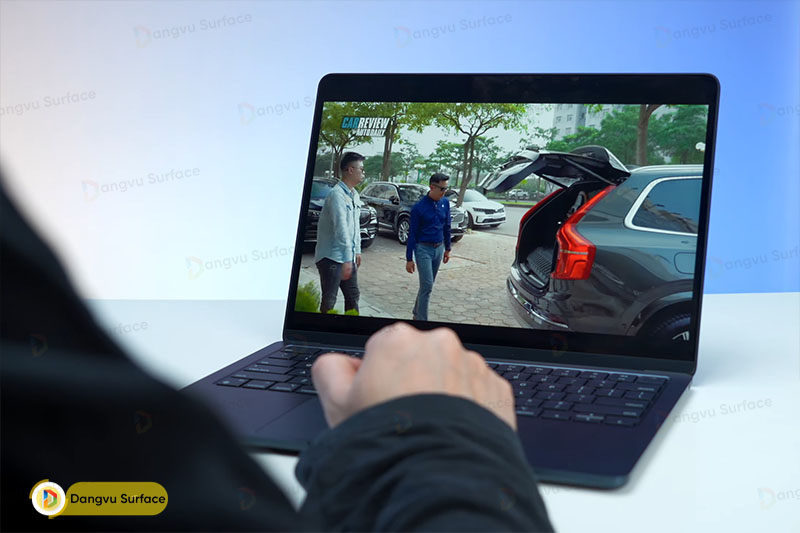 Laptop cho chất lượng âm thanh rất tốt khi thực hiện cuộc gọi video, xem phim, nghe nhạc