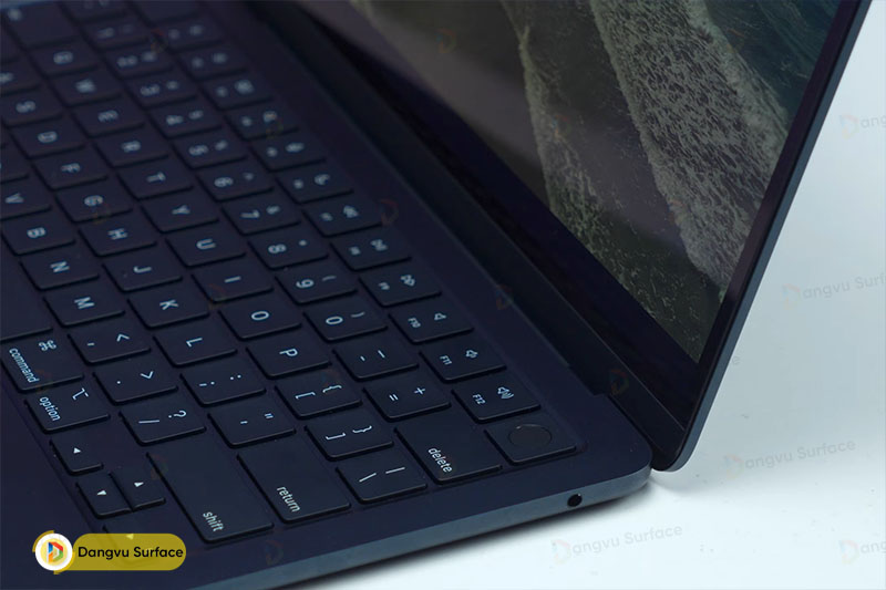 Giắc tai nghe 3.5 mm, thuận lợi cho người dùng khi vừa sử dụng tai nghe âm thanh, vừa cắm sạc laptop