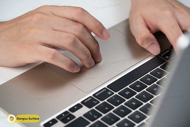 Trackpad có kích thước rộng hơn, giữ nguyên các chức năng như thế hệ cũ