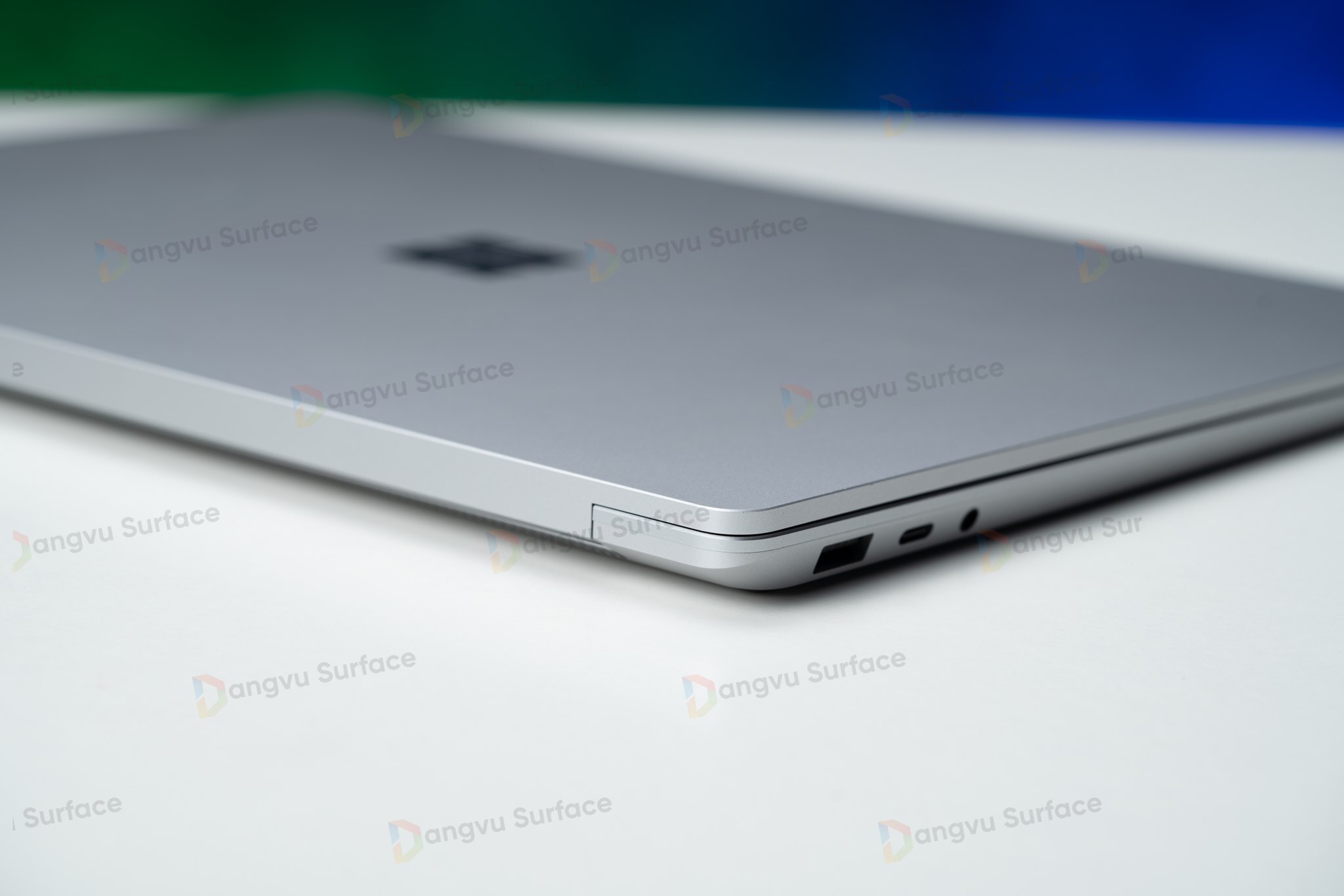 Khi máy đang ở trạng thái đóng thì chiếc máy tính dường như đã trở thành 1 khối kim loại thống nhất