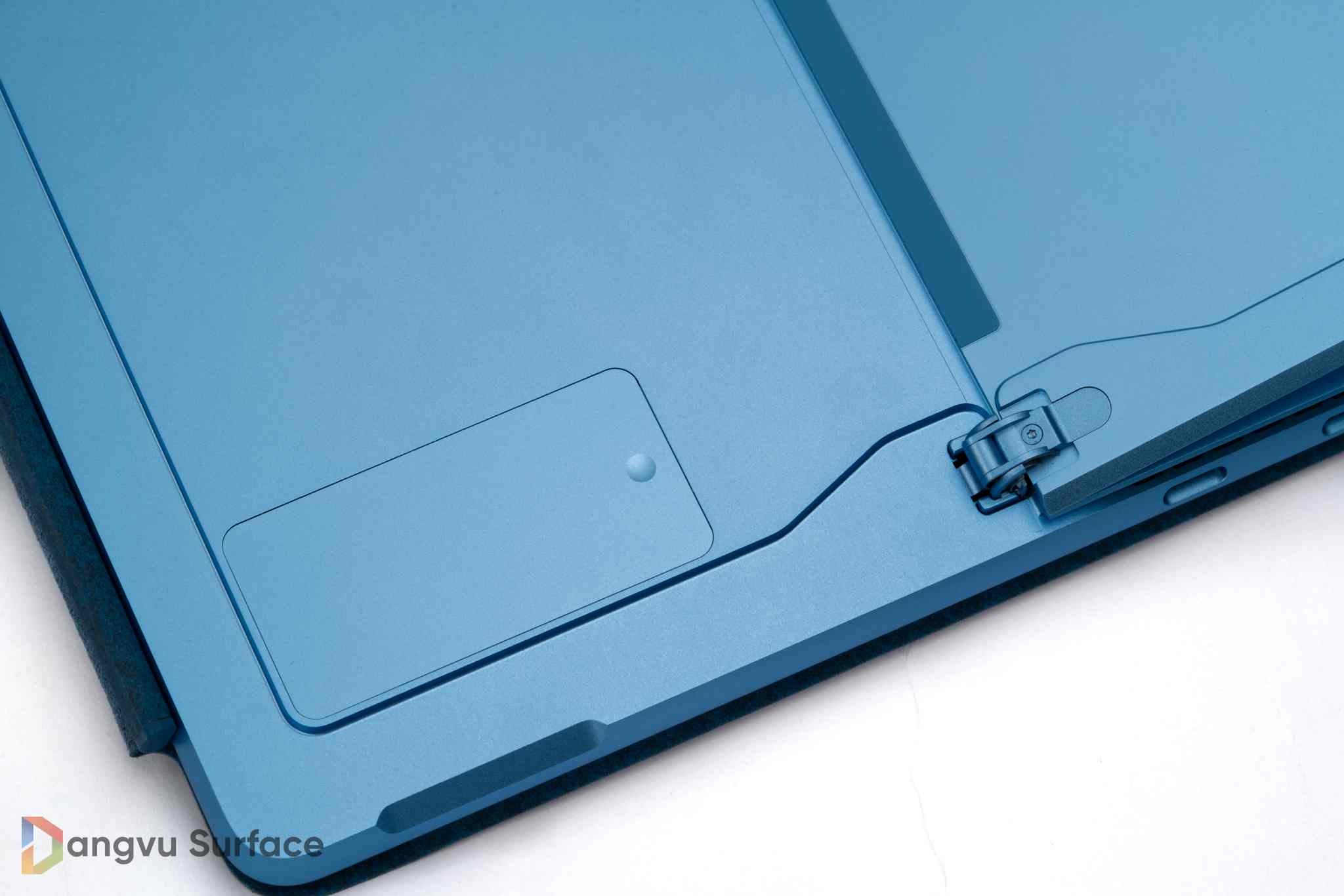 người dùng có thể thay thế SSD thông qua một bảng điều khiển nhỏ ở phía sau
