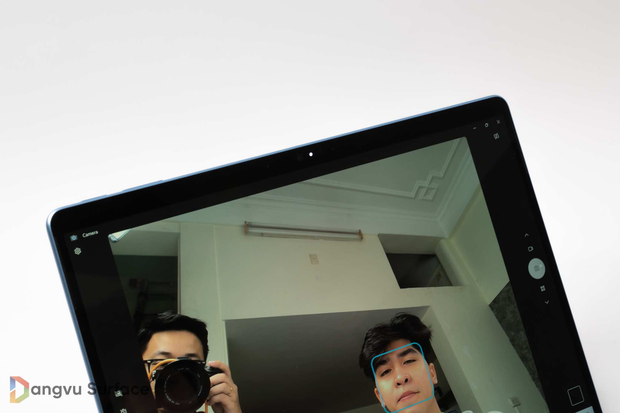 Surface Pro 9 thiết kế cụm camera trước và sau hỗ trợ độ phân giải 1080p