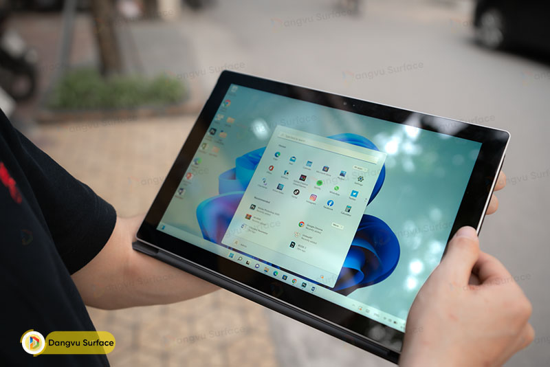 Pro 3 cũng có mức giá tương đương, Pro 3 có mức giá cho cấu hình i3/4GB/64GB  chỉ tầm hơn 10 triệu VNĐ