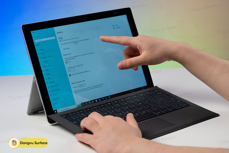 Với Pro 3, hãng Microsoft dùng pin 42Wh mang tới thời gian sử dụng kéo dài liên tục khoảng 7 giờ