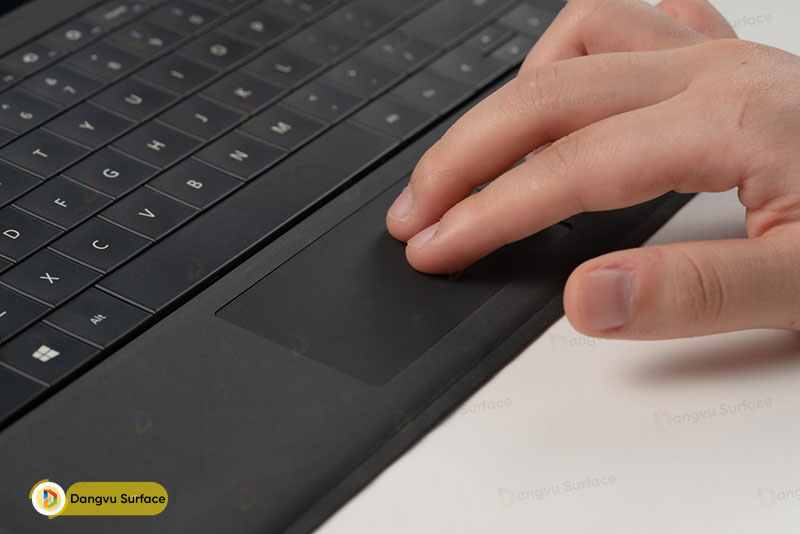 Kích thước touchpad lớn hơn của Pro 3 có vẻ sẽ giúp người dùng thỏa mãn hơn