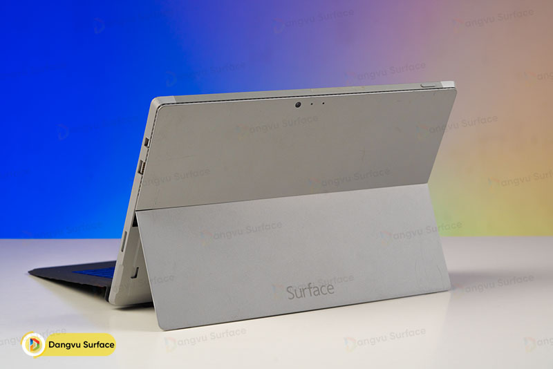 Dòng chữ Surface được khắc ở mặt sau