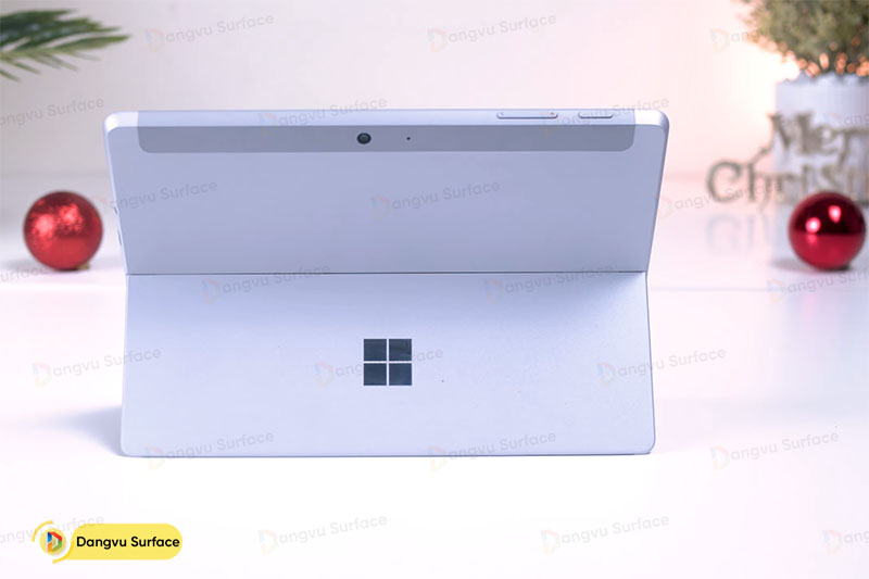 Logo Windows của Microsoft được in khắc bắt mắt