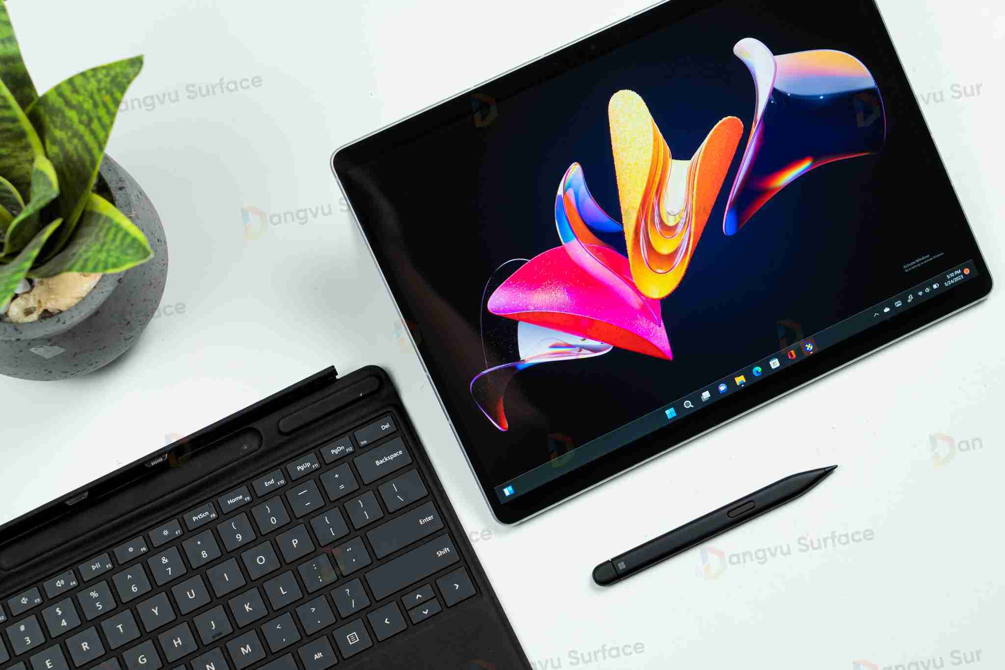 kiểu thiết kế 3 in 1 linh hoạt chuyển đổi giữa số ghi chú, tablet tiện lợi và một chiếc laptop