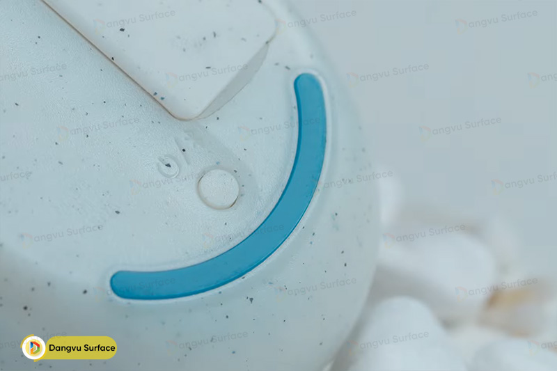 Nút bật tắt Bluetooth ở dưới đáy chuột Ocean Plastic Mouse