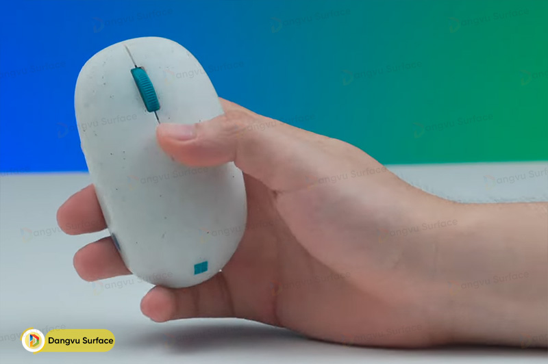 Phần vỏ Ocean Plastic Mouse với nền trắng điểm xuyết những đốm nhựa đen li ti, không con chuột nào là giống nhau