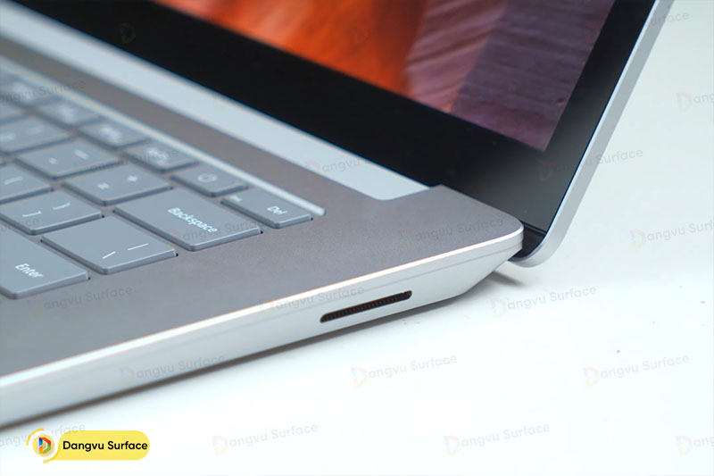Cổng kết nối trên Surface Laptop 5