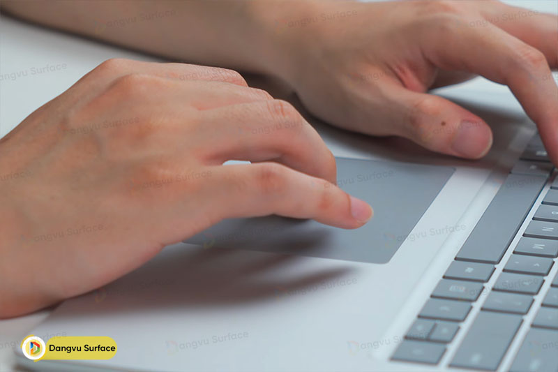 Touchpad trên Surface Laptop 5