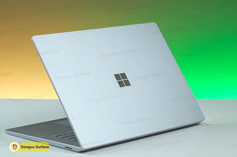 Surface Laptop 5 15 inch cũng có kích thước và trọng lượng hợp lý