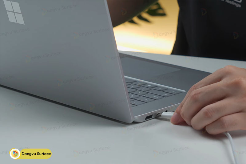Cổng kết nối trên Surface Laptop 5