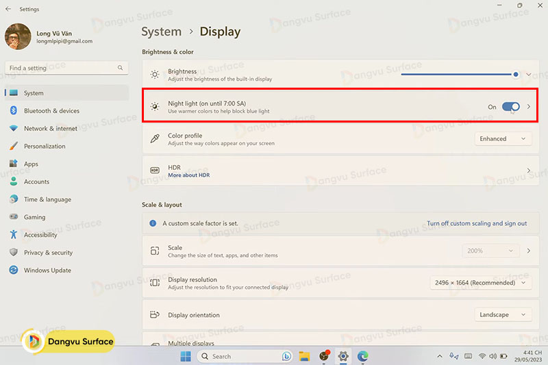 Bật chế độ làm dịu mắt và điều chỉnh cường độ