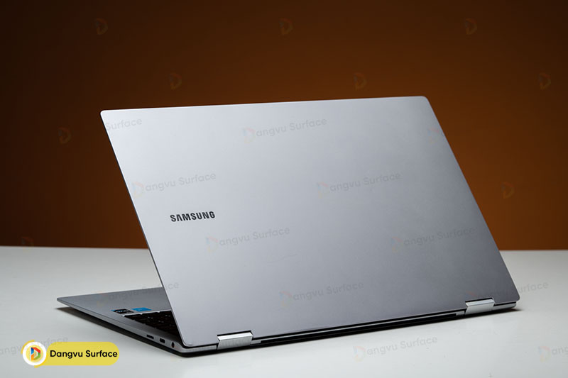 Chiếc laptop sử dụng chất liệu hợp kim nhôm nguyên khố