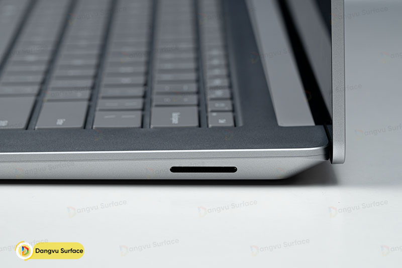 Cổng sạc độc quyền Surface Connect trên Laptop 5