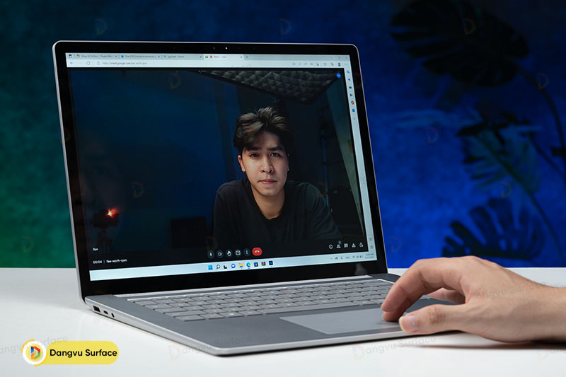 Surface Laptop 5 15 inch có thể hoạt động đến 17 giờ tùy điều kiện sử dụng