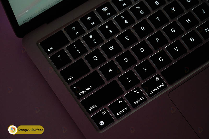Keyboard của Macbook Air M2 mượt mà, có đèn nền