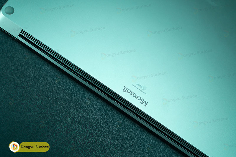 Hệ thống khe thoát hơi đầy hiệu quả trên Surface Laptop 5