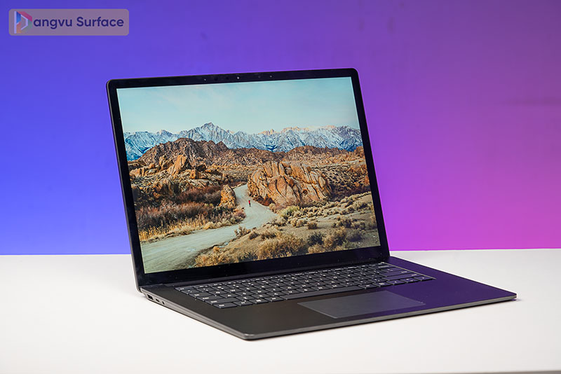 Kích thước lớn hơn so với phiên bản 13.5 inch 1 chút với 14,7mm và trọng lượng không có gì thay đổi