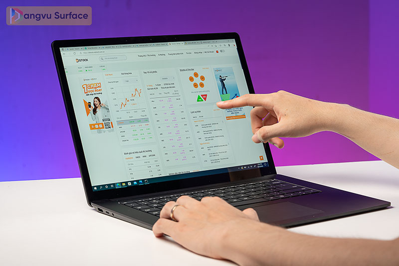 Cả hai màn hình đều hỗ trợ cảm ứng 10 ngón và hỗ trợ thêm bút Surface Pen