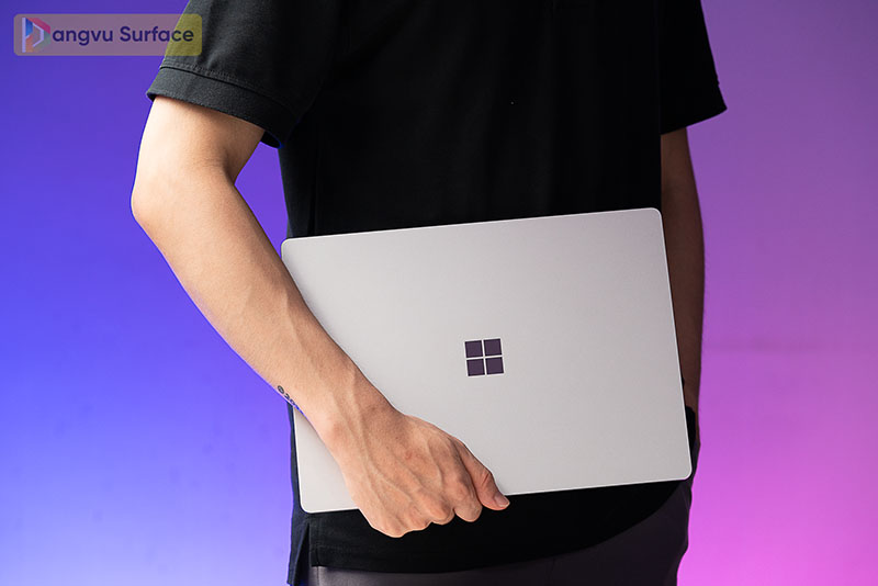 Surface Laptop 4 13 inch có kích thước 308 mm x 223 mm x 14.5 mm, và khá nhẹ rất di động