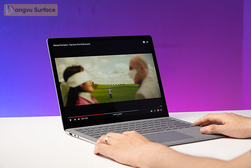 Chất lượng hình ảnh khi xem phim trên Surface Laptop 4 13inch