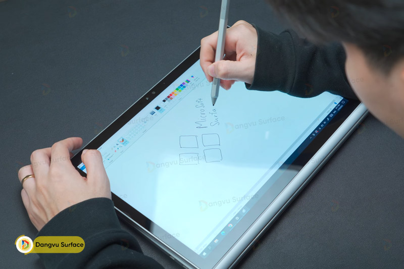 Surface Book là laptop 2 trong 1 với màn hình cảm ứng có thể tháo rời cực tiện lợi