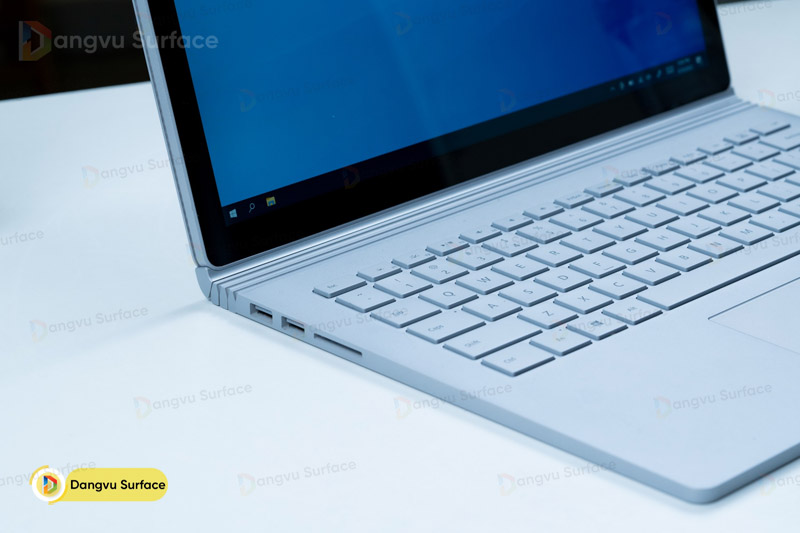 Máy thiếu cổng kết nối USB type-C vì đã ra mắt từ lâu