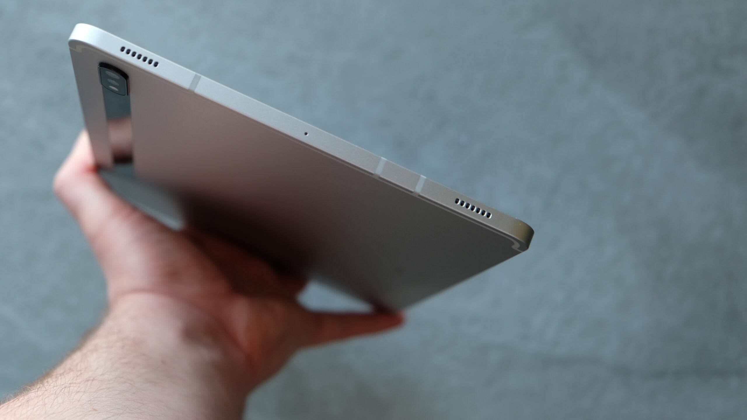 Samsung Galaxy Tab S8 Plus được trang bị cổng USB-C để kết nối với những thiết bị ngoại vi và sạc pin cho máy