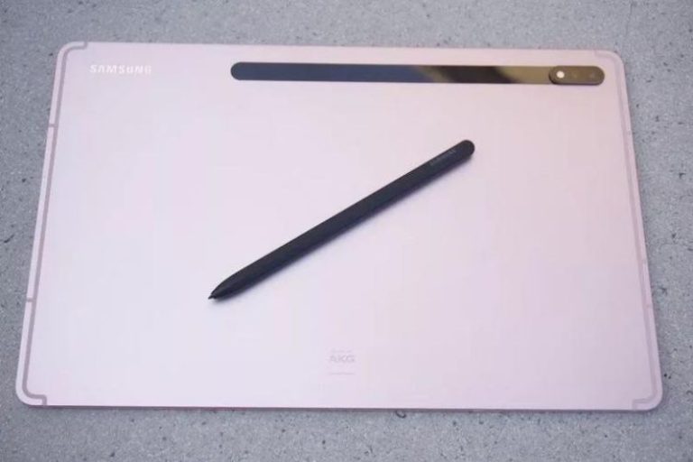 Với khung nhôm bề dày 5.7 mm, trọng lượng của Samsung Tab S8 Plus chỉ đạt khoảng 567g