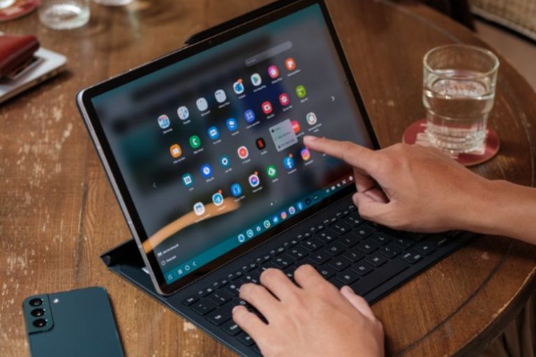 Samsung Tab S8 Plus vẫn phải dùng bàn phím cảm ứng ngay trên màn hình và không có touchpad