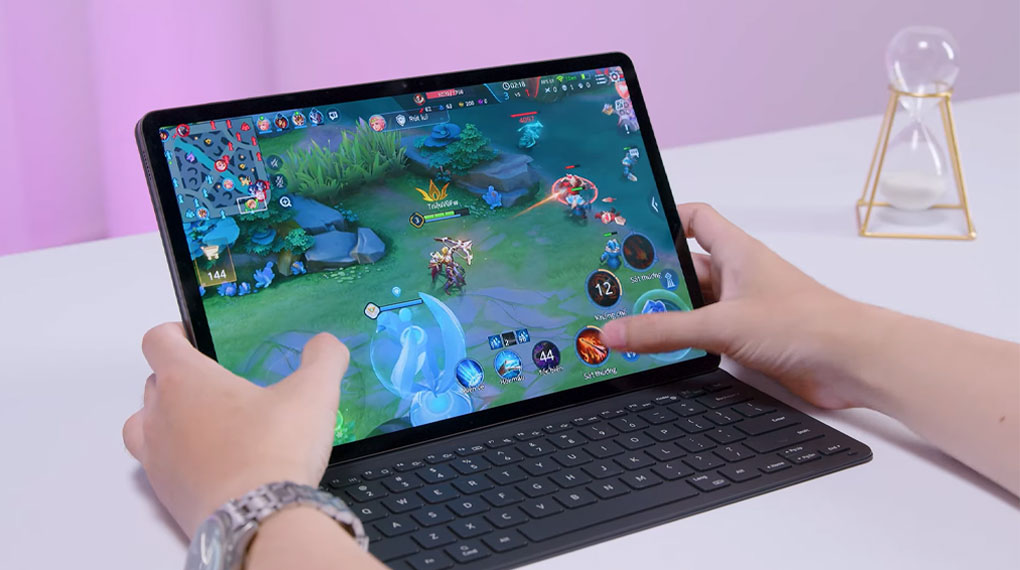 Samsung Tab S8 Plus có hệ thống âm thanh 4 loa được điều chỉnh bởi AKG nên đảm bảo chất lượng âm phát ra rõ ràng