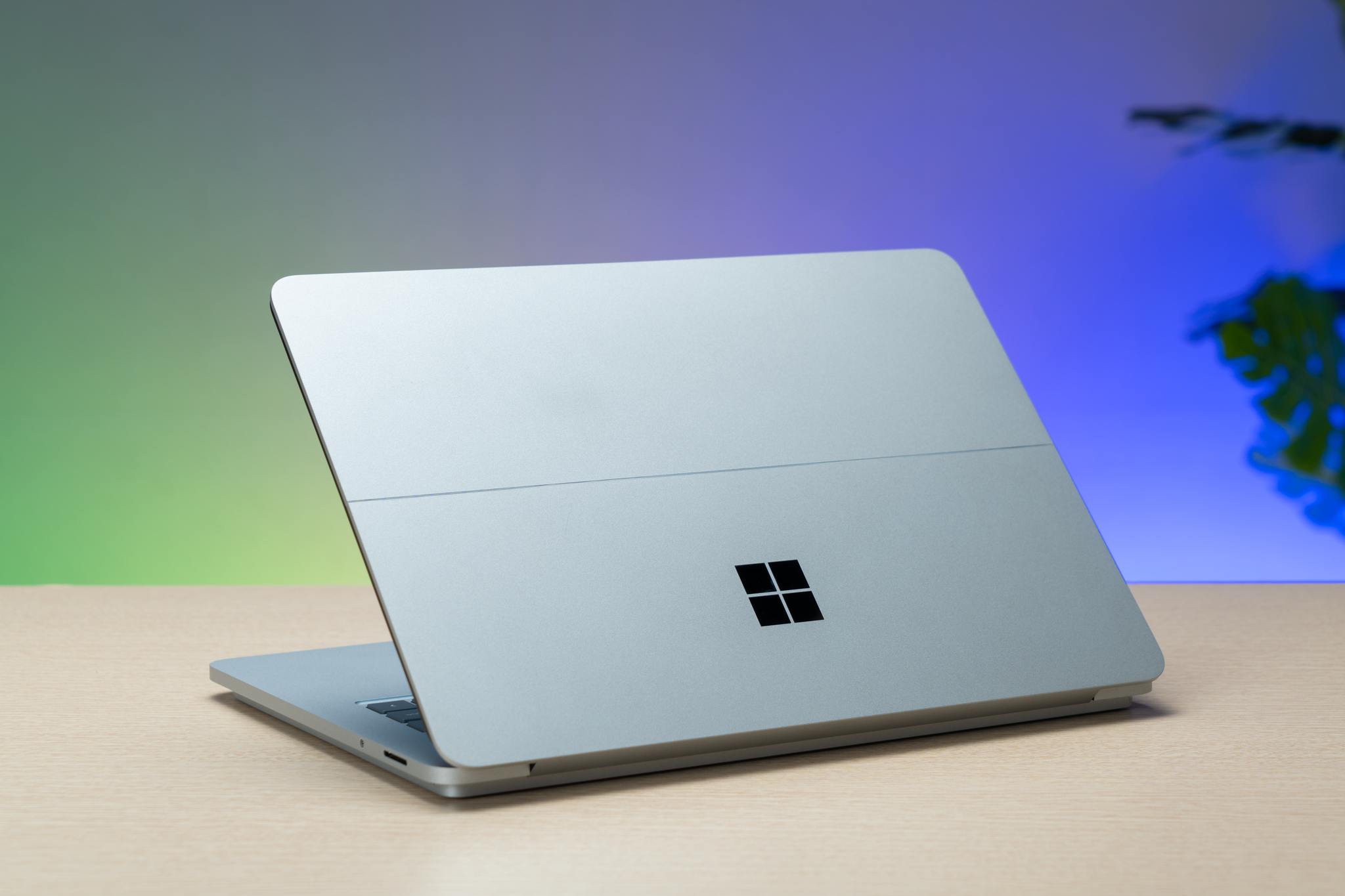 Laptop Studio lại có thiết kế khá đặc biệt là bàn phím không thể tách rời mà chia thành 2 tầng