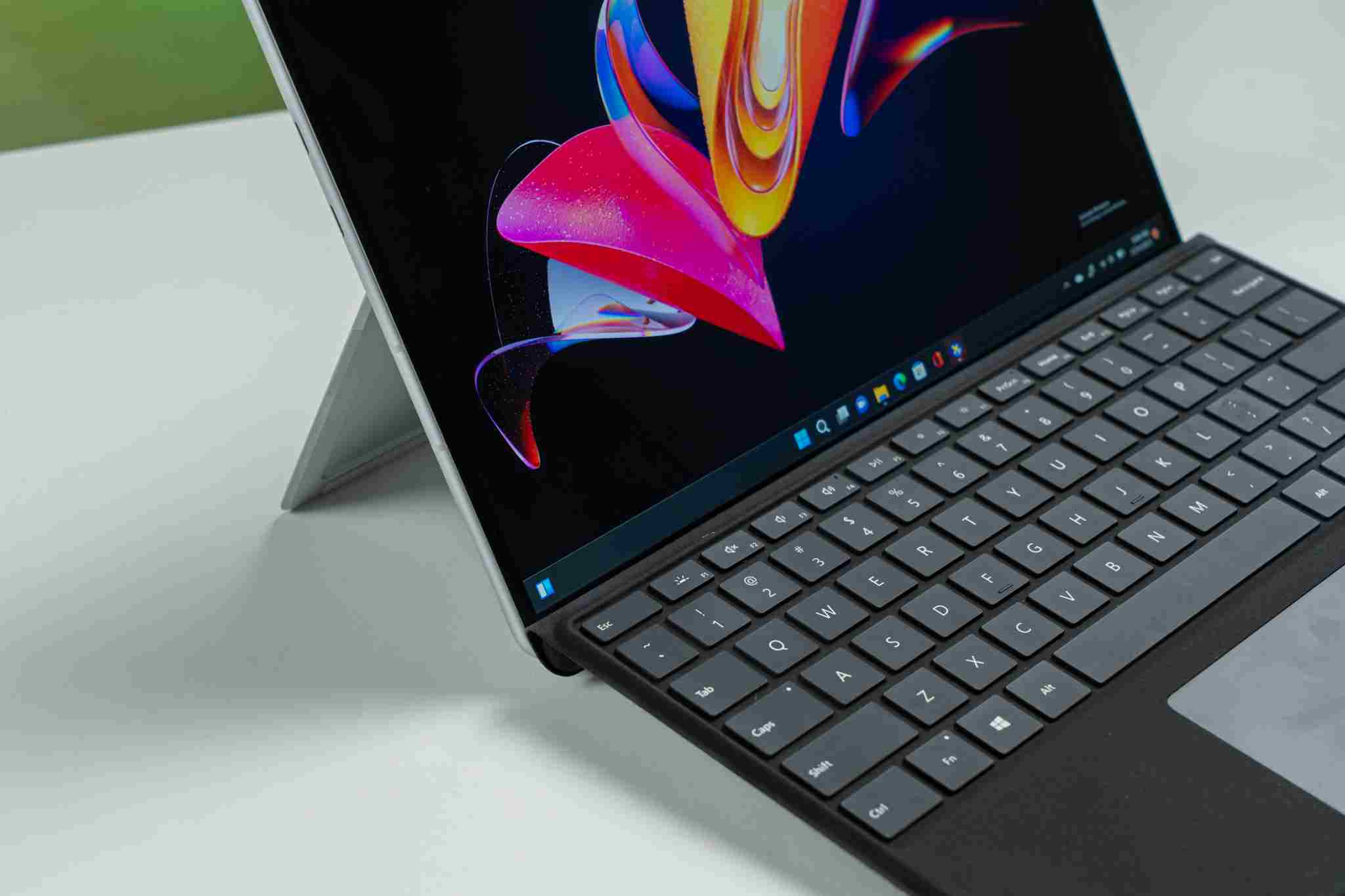 Bàn phím rời có thể dễ dàng ghép nối với tablet khi bạn muốn sử dụng Pro 9 SQ3 như một chiếc laptop truyền thống