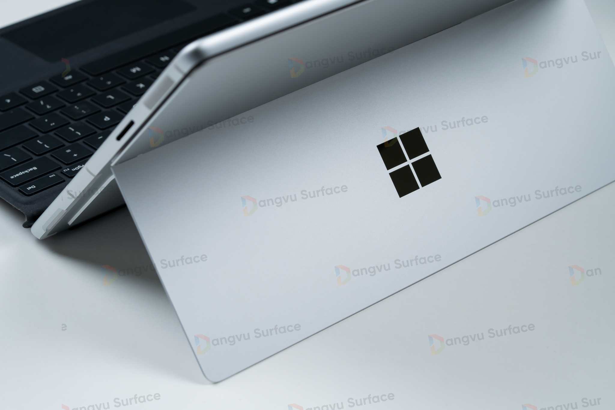 Thiết kế phần chân đế kickstand không có gì khác biệt, đã khá quen thuộc ở dòng máy Surface Pro