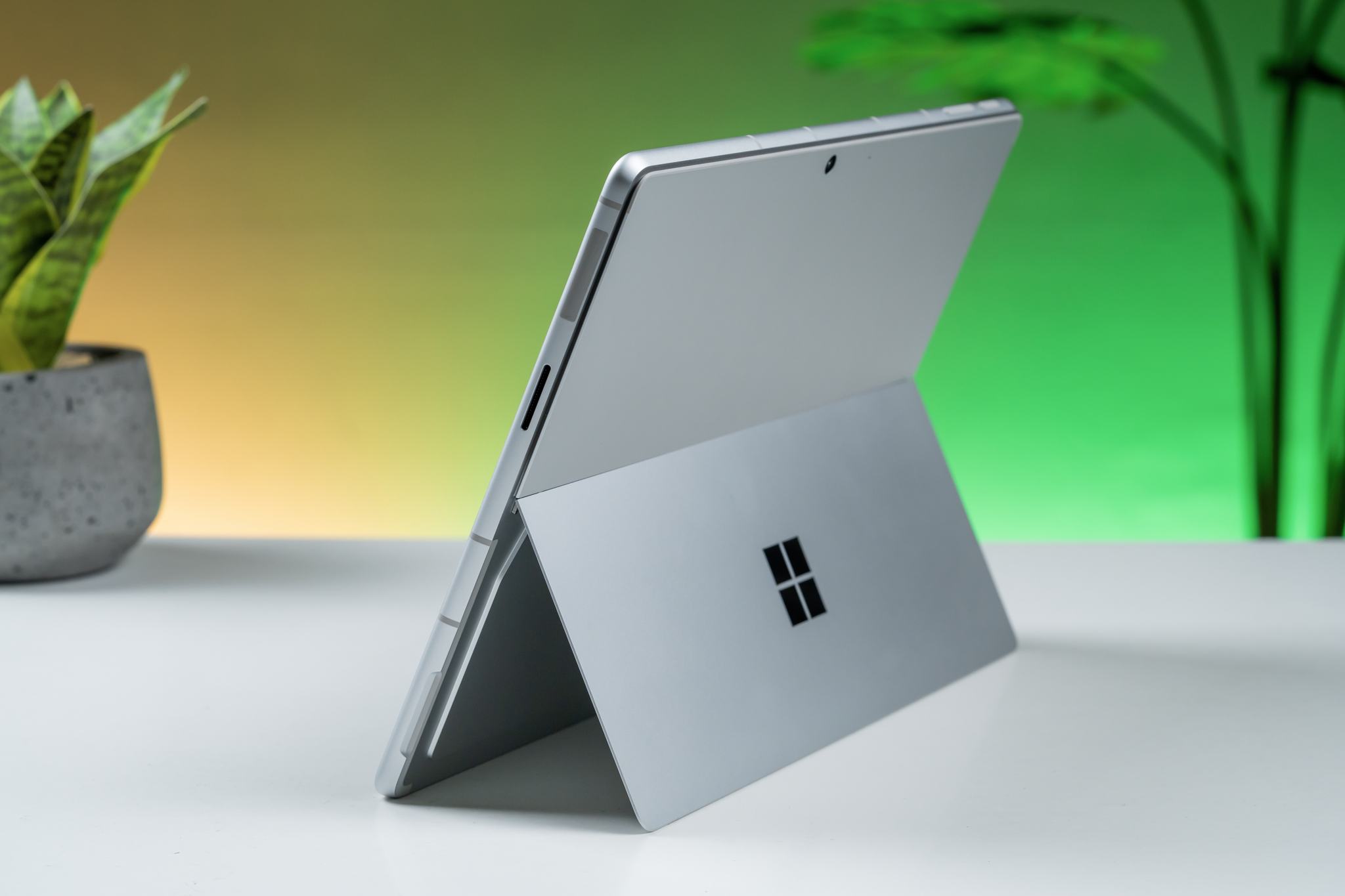 Surface Pro 9 SQ3 chạy con chip ARM, người dùng chỉ có một sự lựa chọn duy nhất là màu bạch kim (Platinum)