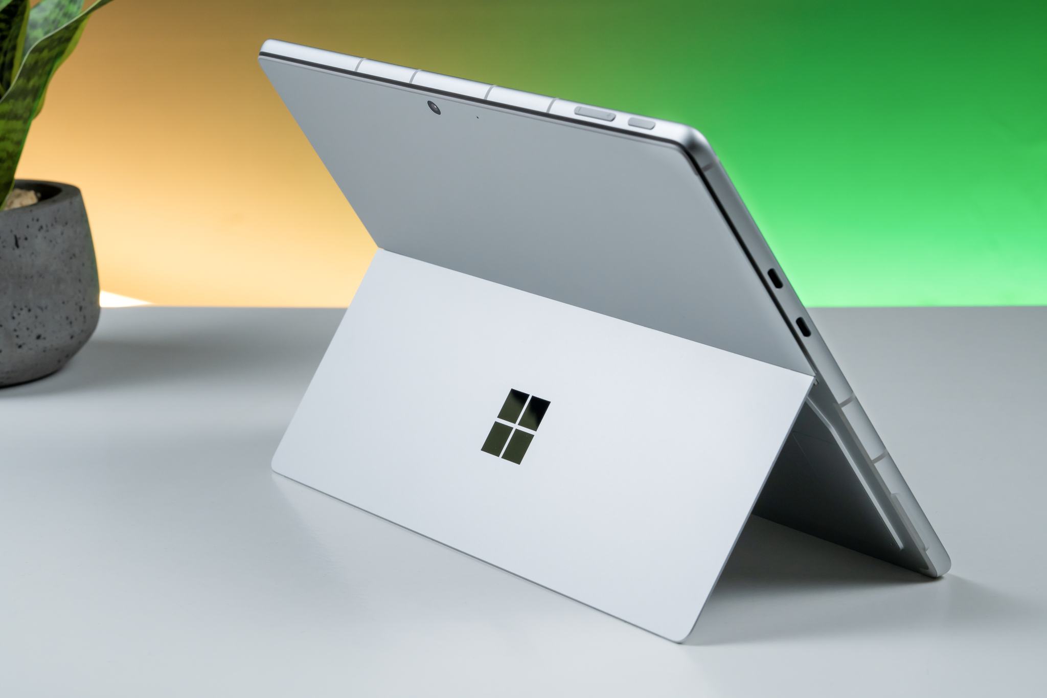 Cả hai phiên bản Surface Pro 9 không có gì thay đổi đáng kể về ngoại hình so với phiên bản tiền nhiệm Pro 8