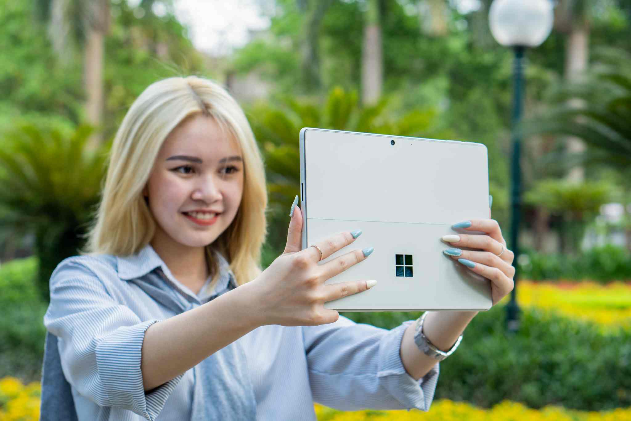  Trên camera trước sở hữu cảm biến IR, cho phép người dùng sử dụng bảo mật đăng nhập thiết bị bằng cách nhận diện khuôn mặt
