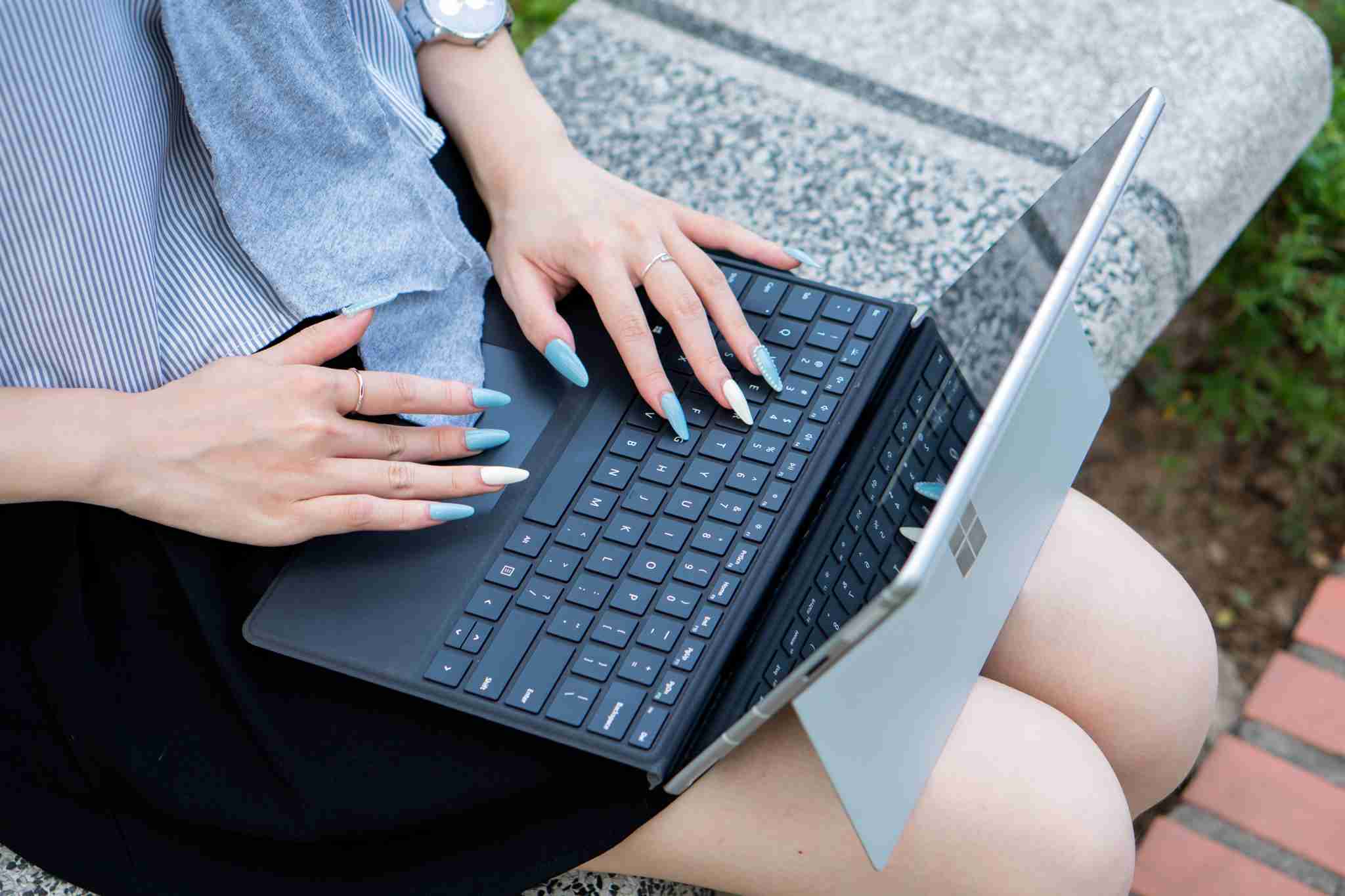 Surface Pro Signature được làm từ sợi carbon bền bỉ với hành trình phím 1.3 mm