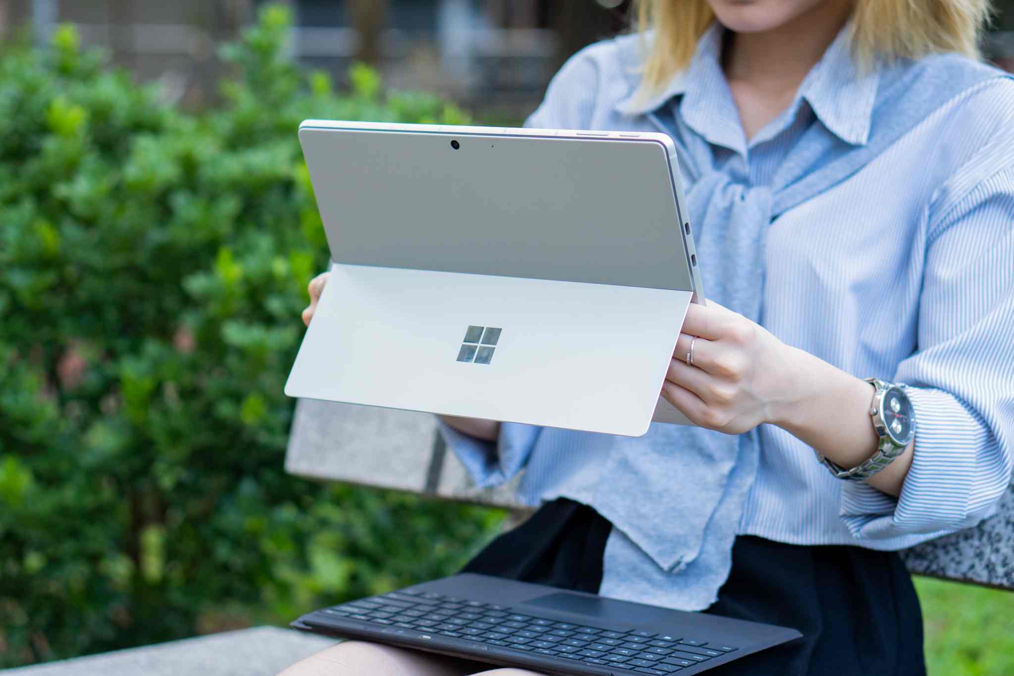 Vỏ ngoài của Surface Pro 9 SQ3 sử dụng chất liệu hợp kim nhôm vô cùng bền và cứng cáp