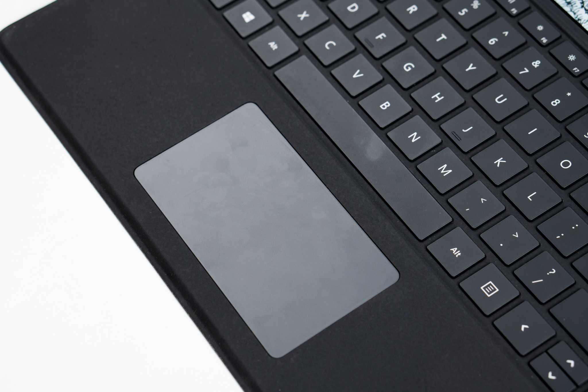 Touchpad của Surface Pro Signature Keyboard sở hữu kích thước lớn, rộng rã