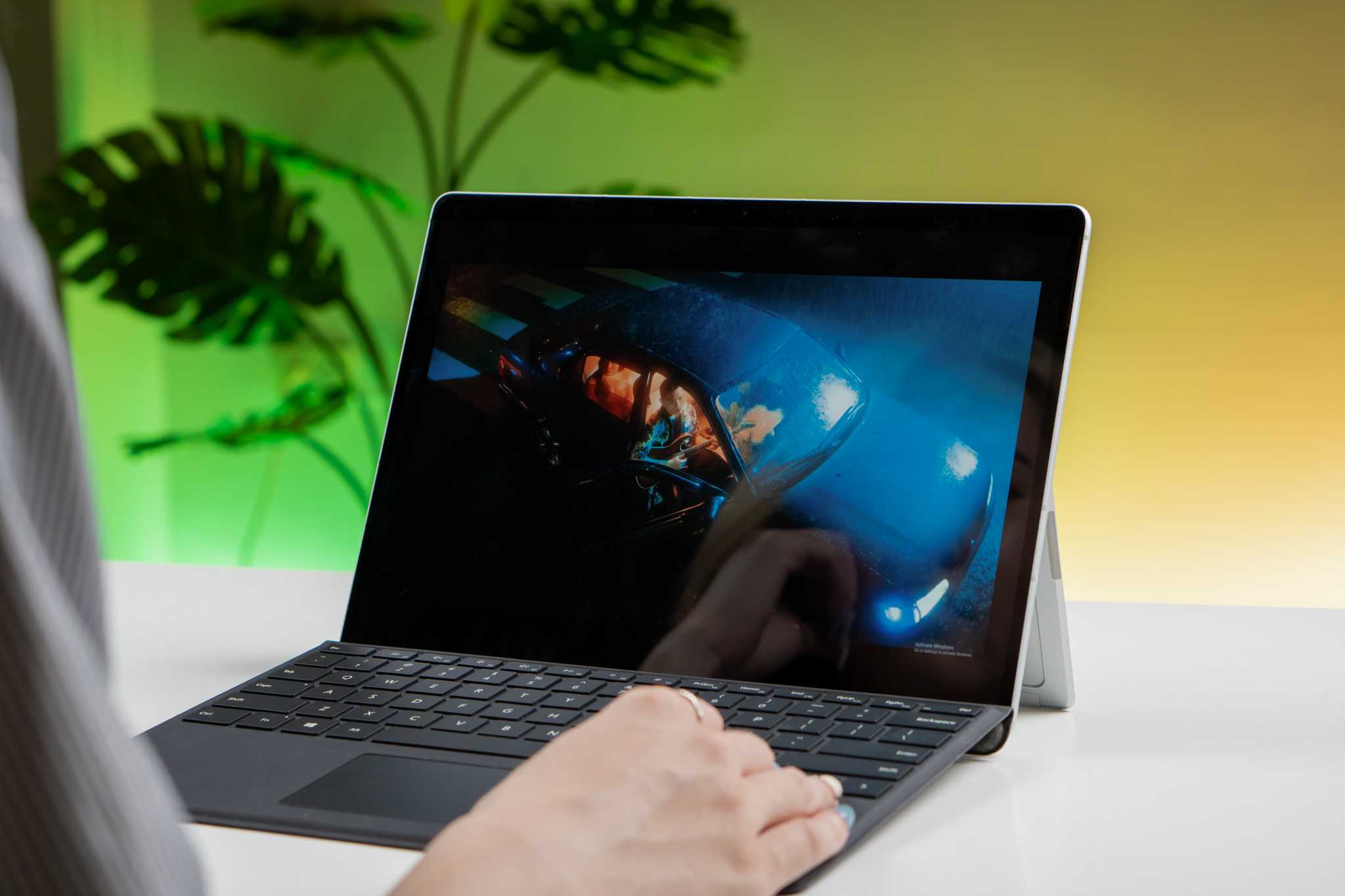 Surface Pro 9 SQ3 được trang bị 2W stereo speakers với Dolby Atmos 8