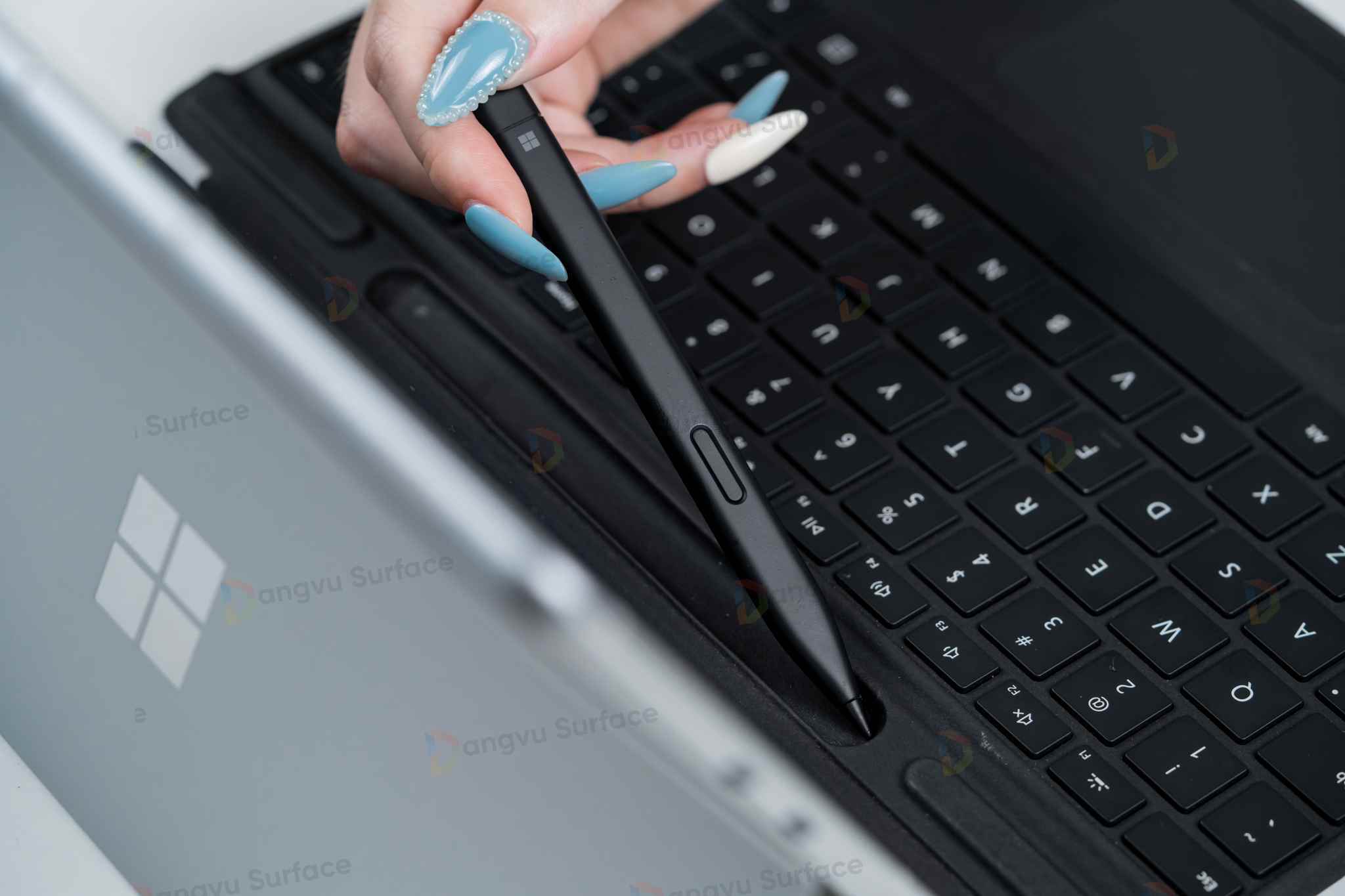 Surface Slim Pen 2 sở hữu thiết kế mỏng dẹp đặc trưng